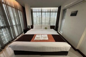 Desk - Premier Double Stay | Elegant & Central (Bangkok)