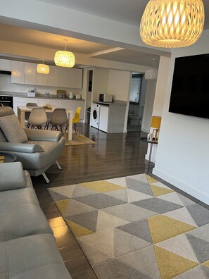 Living area - Old Mill nestled on the river bank in the Cober Valley - 5 min walk to town (Helston)