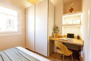 Escritorio, tabla de planchar con plancha, Internet y ropa de cama