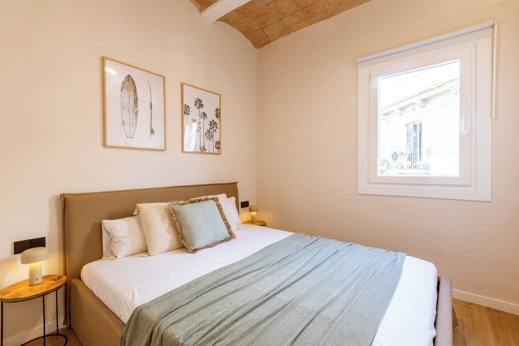 Escritorio, tabla de planchar con plancha, Internet y ropa de cama