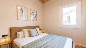 Escritorio, tabla de planchar con plancha, Internet y ropa de cama