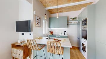 Frigorífico, microondas, horno y placa de cocina