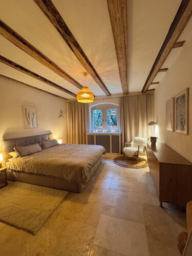 Family- & dog-friendly apartment near the Elbe with direct access to the park