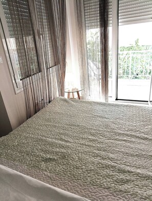 1 habitación, tabla de planchar con plancha, internet y ropa de cama