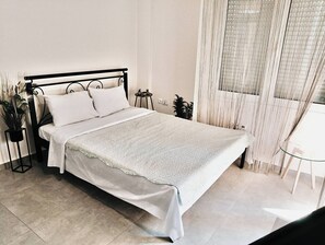 1 habitación, tabla de planchar con plancha, internet y ropa de cama