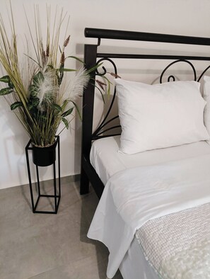 1 bedroom, iron/ironing board, internet, bed sheets