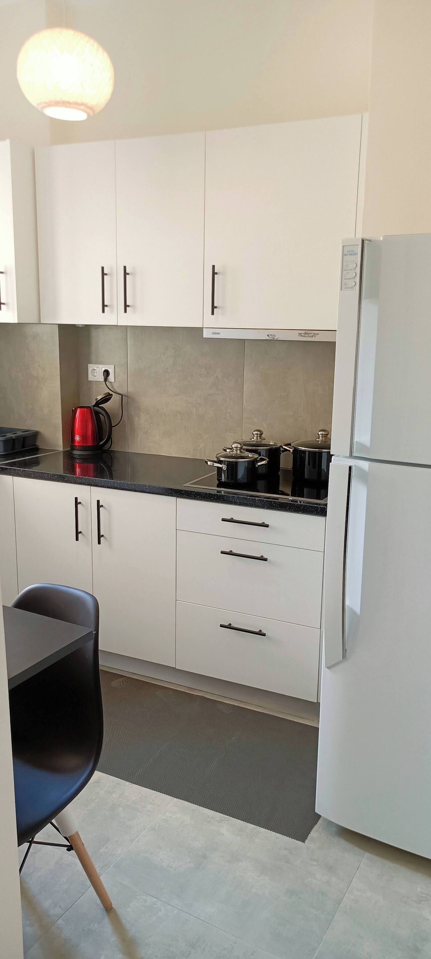 Refrigerador, microondas, parrilla de estufa y cafetera y tetera 