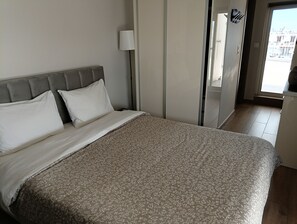 Iron/ironing board, internet, bed sheets