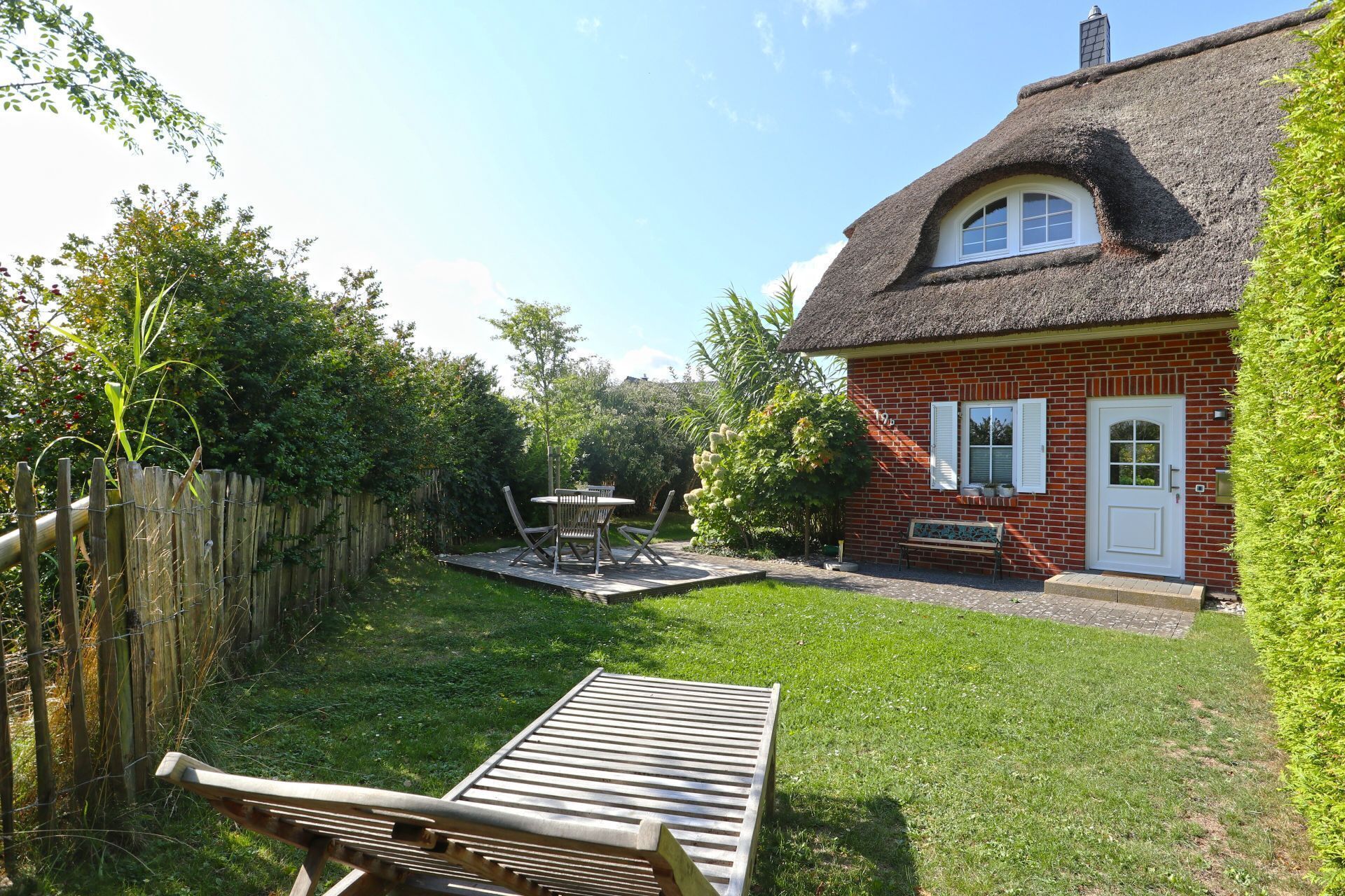 Meerzeit - Blick auf die Doppelhaushälte mit Terrasse