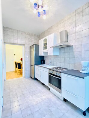 Kühlschrank, Ofen, Herdplatte, Kochgeschirr/Geschirr/Besteck