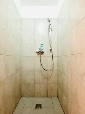 Dusche, kostenlose Toilettenartikel, Haartrockner, Handtücher