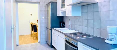 Basic-Apartment | Eigene Küche | Kühlschrank, Ofen, Herdplatte, Kochgeschirr/Geschirr/Besteck