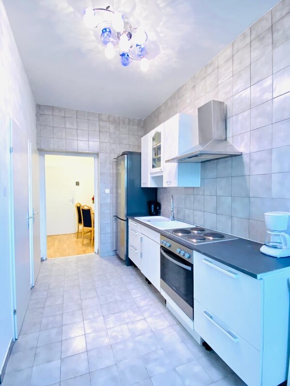 Basic-lejlighed | Privat køkken | Køleskab, ovn, kogeplade, køkkentøj/tallerkener/redskaber