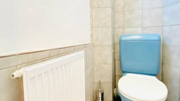 Basic Apartment | Bathroom