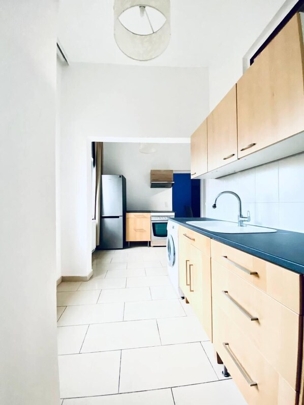 Basic Apartment | Private kitchen | Oven, stovetop, cookware/dishes/utensils