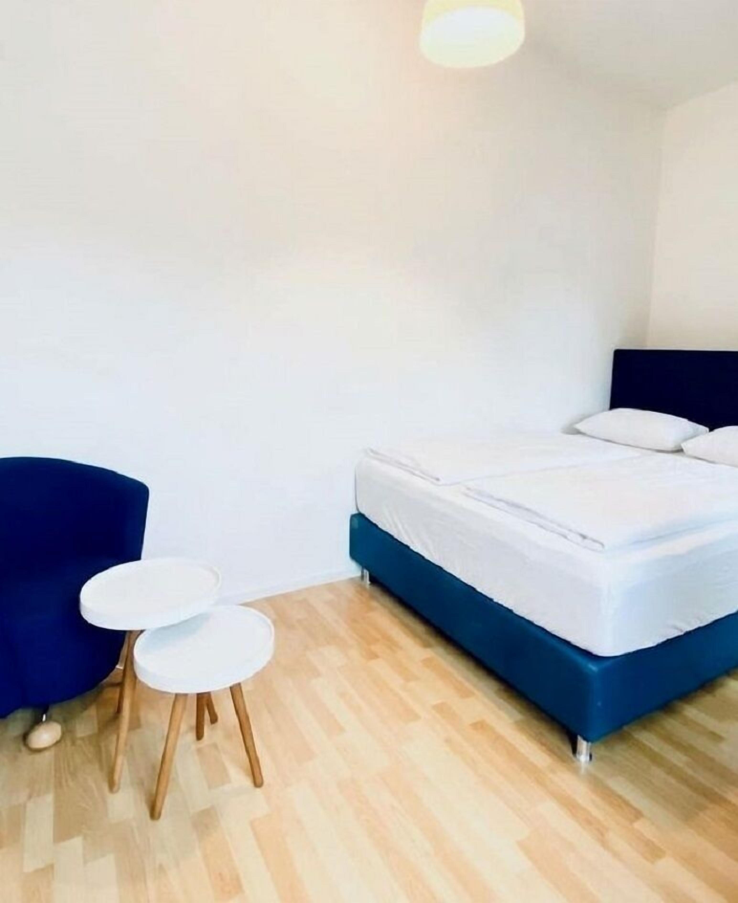 Basic Room | Iron/ironing board