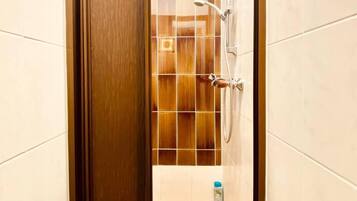 Basic Apartment | Bathroom | Shower, free toiletries, hair dryer, towels