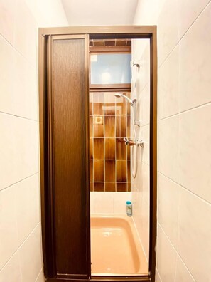 Basic-Apartment | Badezimmer | Dusche, kostenlose Toilettenartikel, Haartrockner, Handtücher