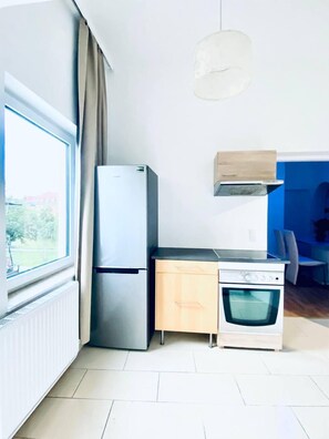 Apartamento básico | Cozinha privada | Fogão, cooktop, talheres/pratos/utensílios de cozinha