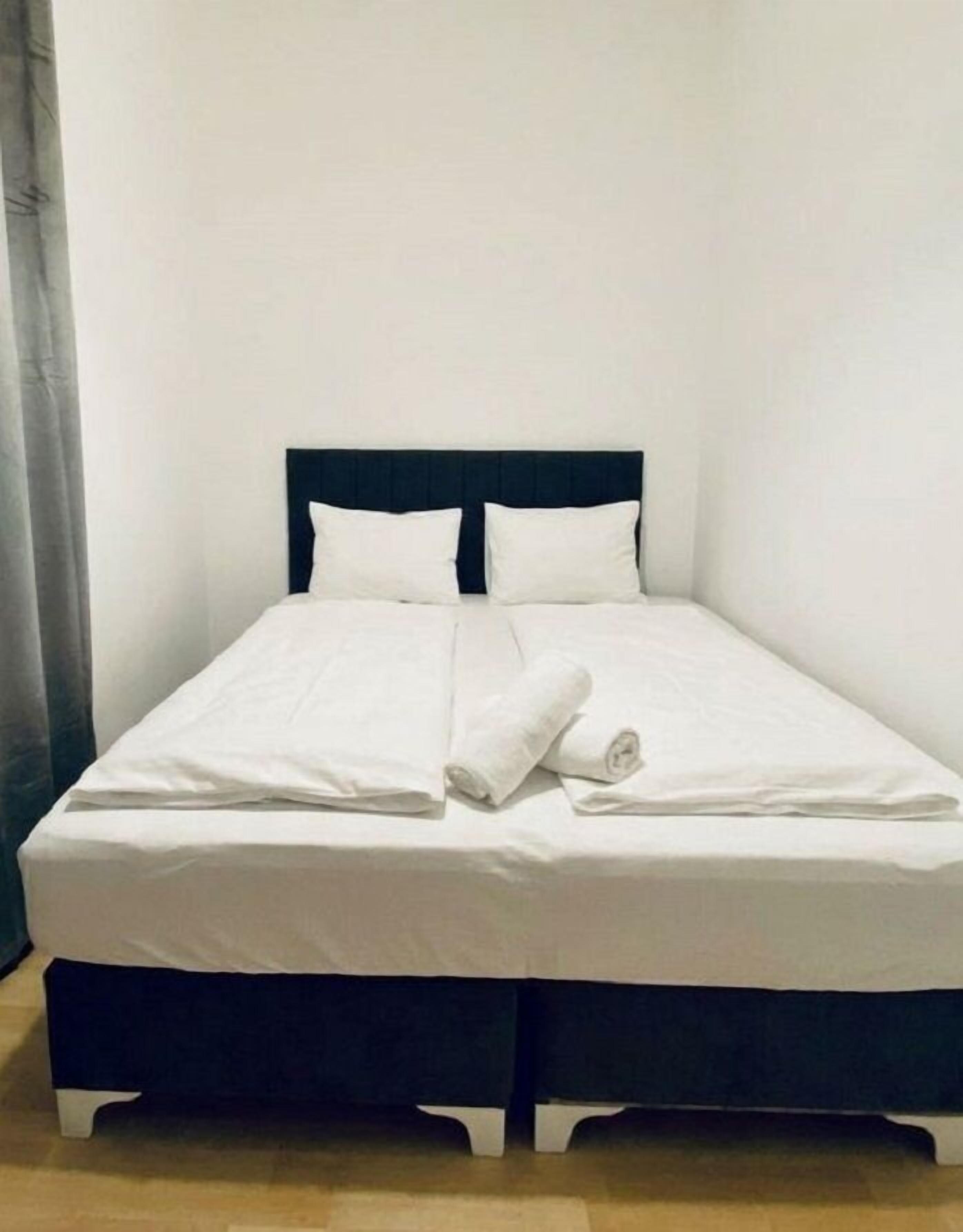 Basic Room | Iron/ironing board