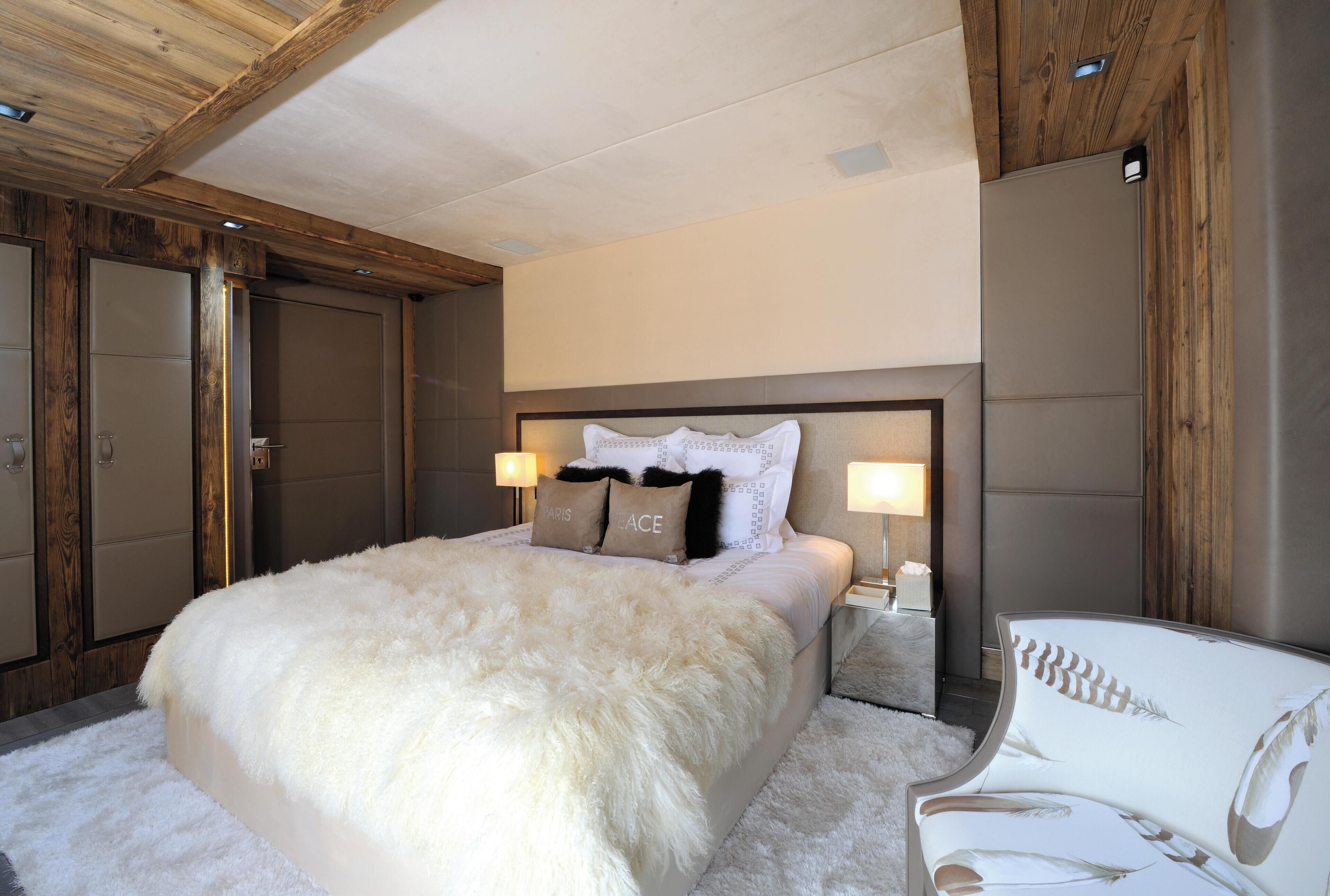 8 bedrooms, iron/ironing board, internet, bed sheets