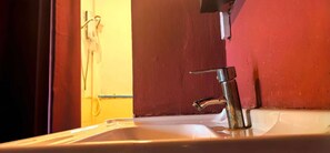 Secadora de cabello, toallas, jabón, papel de baño 