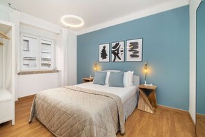 Een strijkplank/strijkijzer, reisbedje, wifi, beddengoed