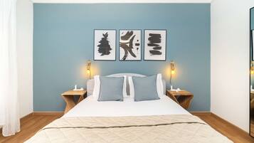 Tabla de planchar con plancha, cuna de viaje, wifi y ropa de cama