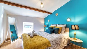 A bedroom with a bed, a bedside table, a lamp, and a mirror. - House T3 Gaillac Centre-Cosy-Netflix-Parking (Gaillac)