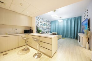 Luxury Apartment, 2 Bedrooms, City View, Lakeside | Private kitchen | Full-size fridge, microwave, oven, stovetop - Silk Valley - 2B near Yas Marina Circuit (Abu Dhabi)