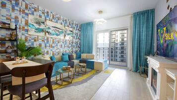 Luksusleilighet, 2 soverom, byutsikt, ved innsjø | Oppholdsområde | Smart-TV