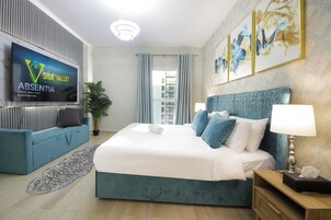 Espacio para trabajar con laptop y tabla de planchar con plancha 