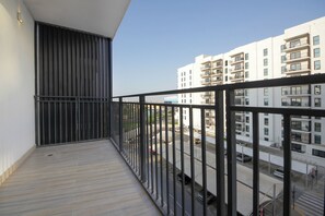 Luxury Apartment, 2 Bedrooms, City View, Lakeside | Balcony - Silk Valley - 2B near Yas Marina Circuit (Abu Dhabi)