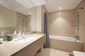 Apartament de luxe, 2 dormitoris, vistes a la ciutat, al costat del llac | Bany | Articles de tocador gratuïts, assecador de cabells, bidet i tovalloles