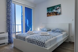 Travel cot, free WiFi, bed sheets