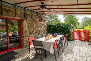 Outdoor dining - Country House “Grand Gîte, Indoor Pool” with Private Terrace, Garden, and Balcony (Saint-Christophe-du-Ligneron)