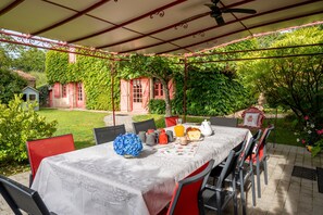 Outdoor dining - Country House “Grand Gîte, Indoor Pool” with Private Terrace, Garden, and Balcony (Saint-Christophe-du-Ligneron)