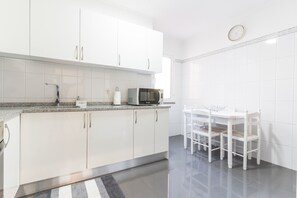 Fridge, microwave, oven, stovetop - Sol Garajau Apartment by Atlantic Holiday (Santa Cruz)