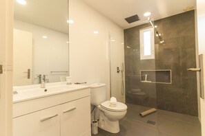 Shower, hair dryer, towels, toilet paper - Sol Garajau Apartment by Atlantic Holiday (Santa Cruz)