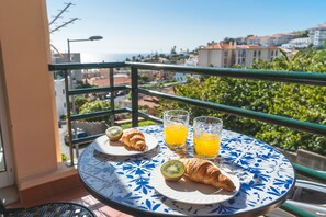 Outdoor dining - Sol Garajau Apartment by Atlantic Holiday (Santa Cruz)