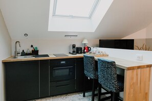 Comfort Suite (Le Cantou) | Private kitchen | Espresso maker, coffee/tea maker, freezer - Chambres d'hôtes Les Trois Loupiots (Chanteloup en Brie)