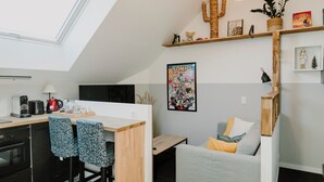 Een knus verblijf met een kitchenette, een eethoek en een zithoek.