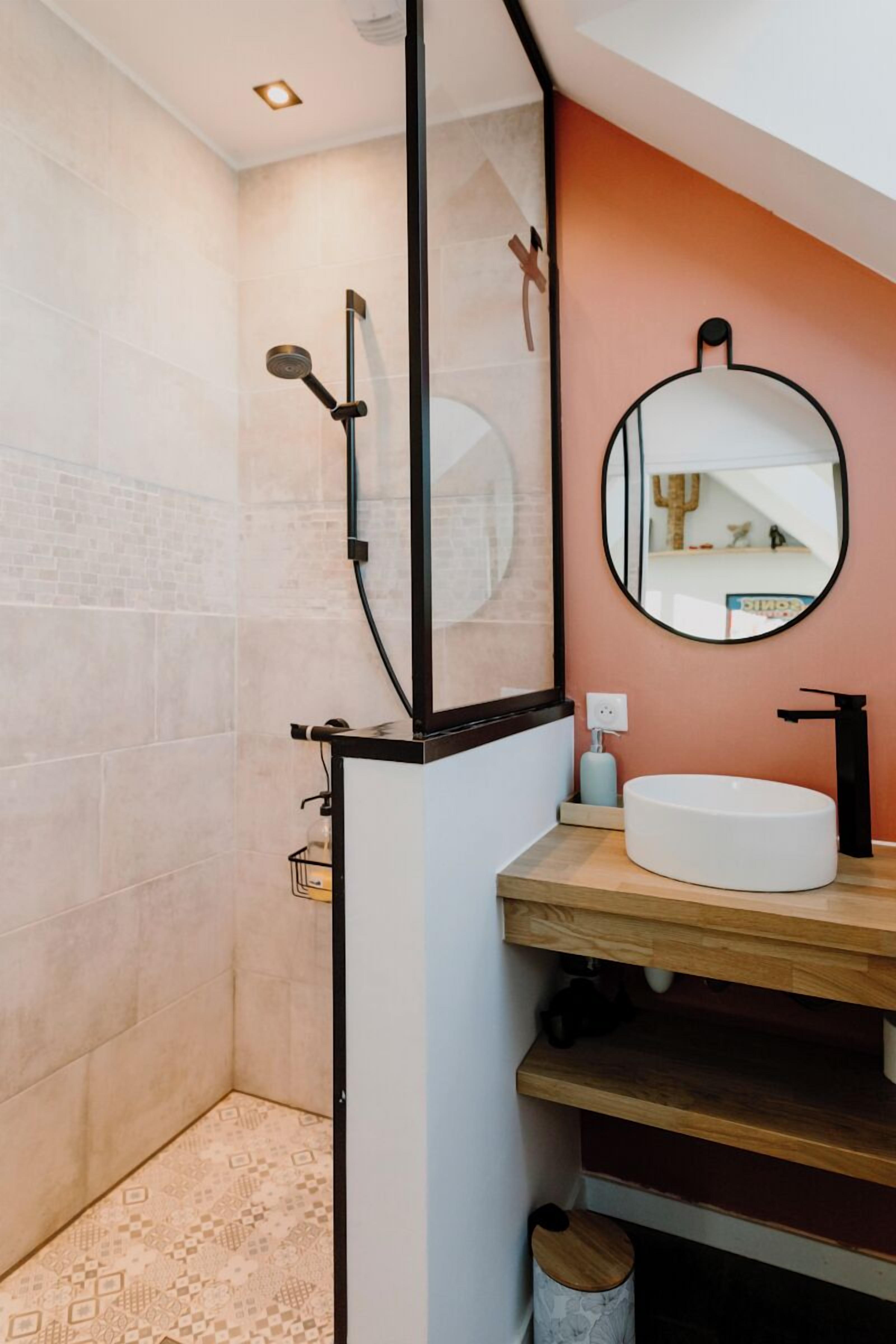 Comfort Suite (Le Cantou) | Bathroom | Hair dryer, towels, soap, shampoo