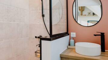 Comfort Suite (Le Cantou) | Bathroom | Hair dryer, towels, soap, shampoo