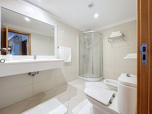 Douche, sèche-cheveux, serviettes fournies, papier toilette