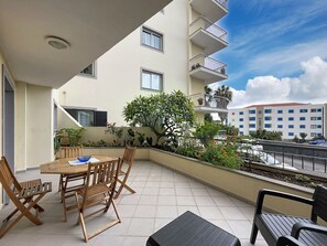 Outdoor dining - Judite Home Apartment by Atlantic Holiday (Santa Cruz)