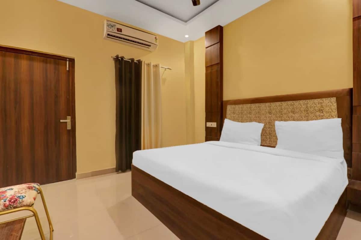 Luxury Room | Rollaway beds, free WiFi, bed sheets