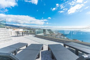 Outdoor dining - Midnight House by Atlantic Holiday (Câmara de Lobos)