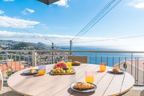 Outdoor dining - Midnight House by Atlantic Holiday (Câmara de Lobos)