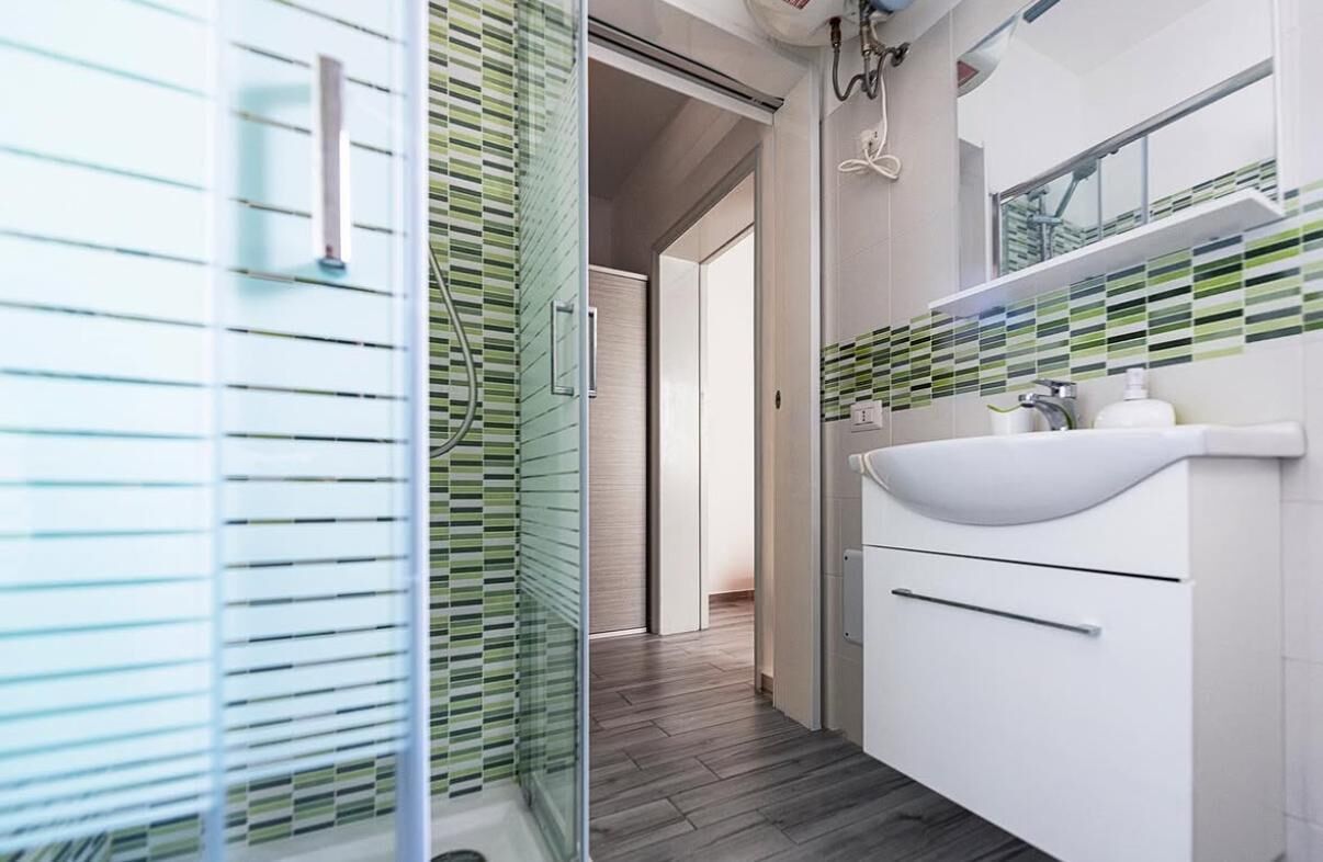 ダブルルーム | バスルーム | シャワー、タオル、トイレットペーパー